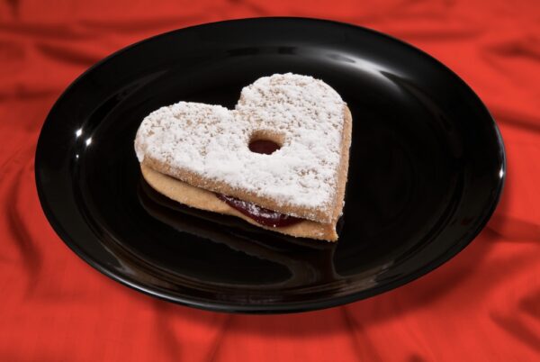 BAKERS PERFECTION HEART SHAPE LINZER COOKIE